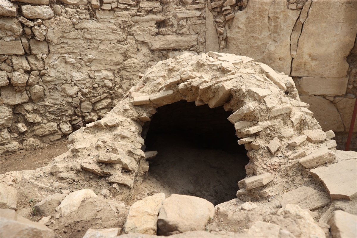 Aspendos\'ta Tiyatro Caddesi Gün Yüzüne Çıktı