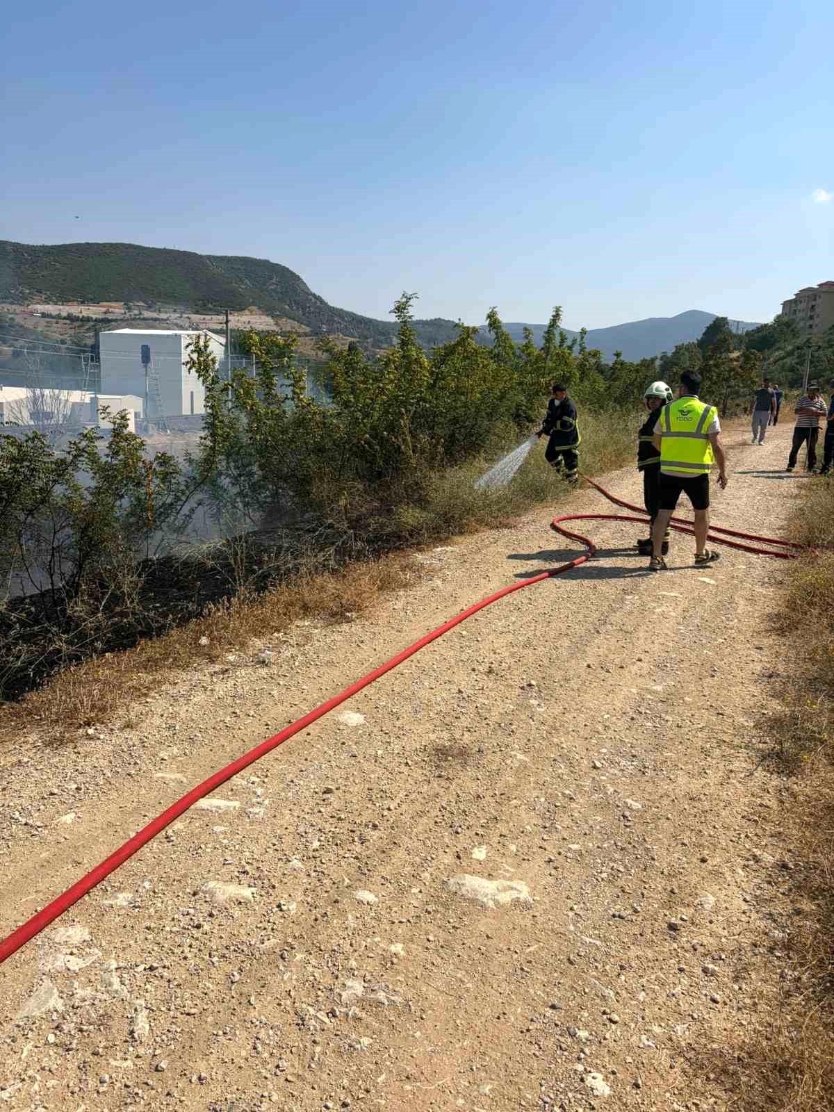 Bilecik\'te YHT hattı yakınında çıkan otluk yangını anında söndürüldü