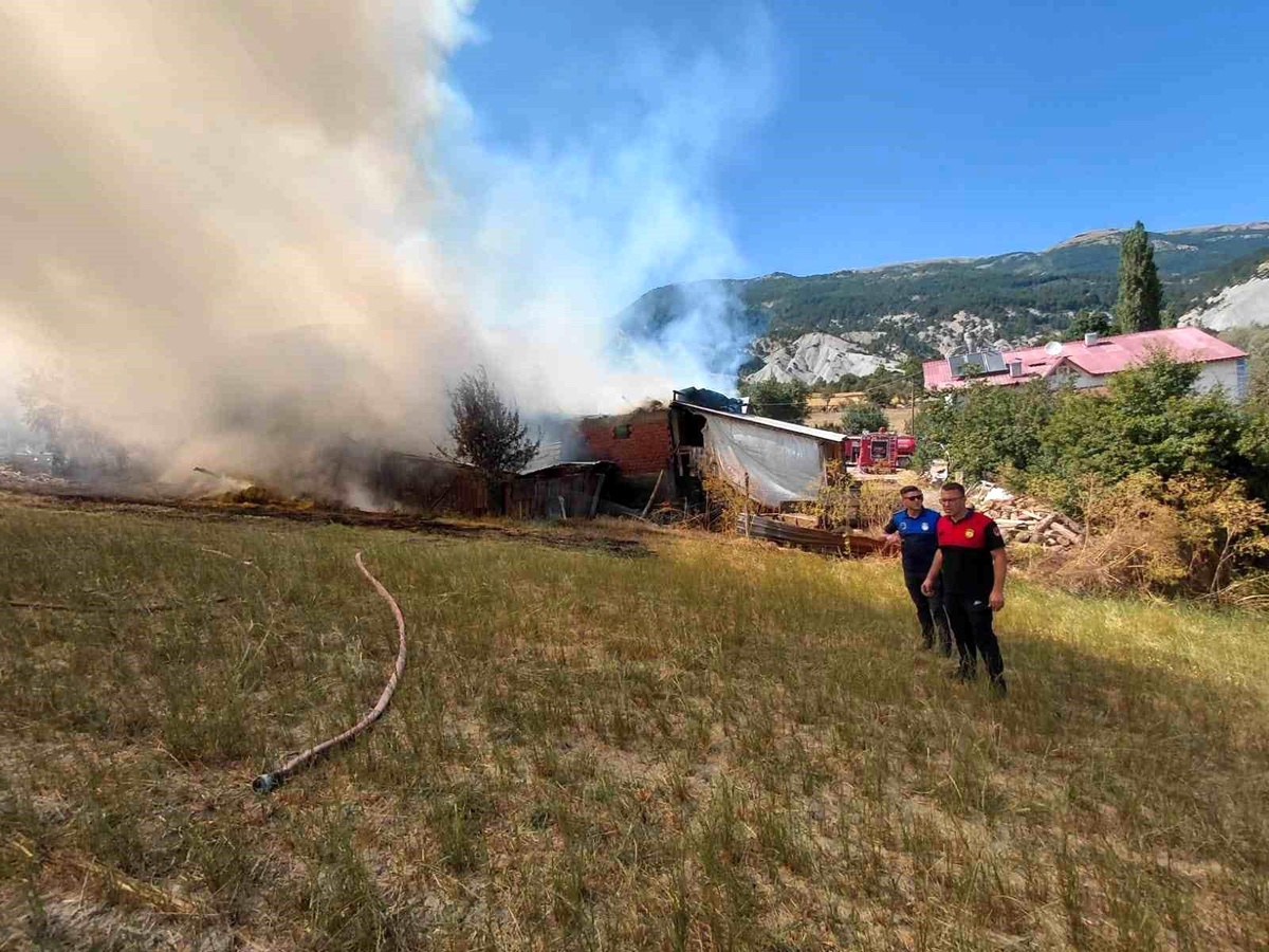 Mudurnu\'da Yangın: Ahır ve Samanlık Kullanılamaz Hale Geldi