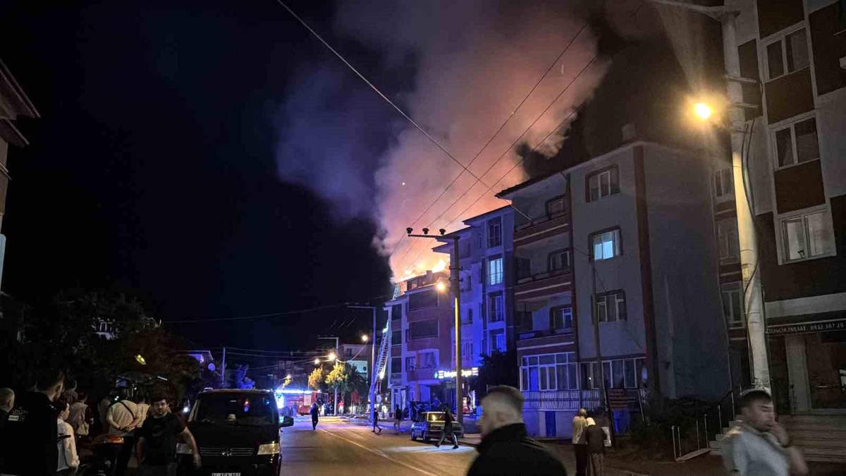 Bolu\'da Apartman Yangını: Çatı Kullanılamaz Hale Geldi