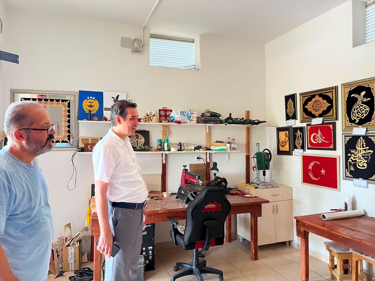 Kaymakam Topsakaloğlu\'ndan Naht Sanatçısına Ziyaret