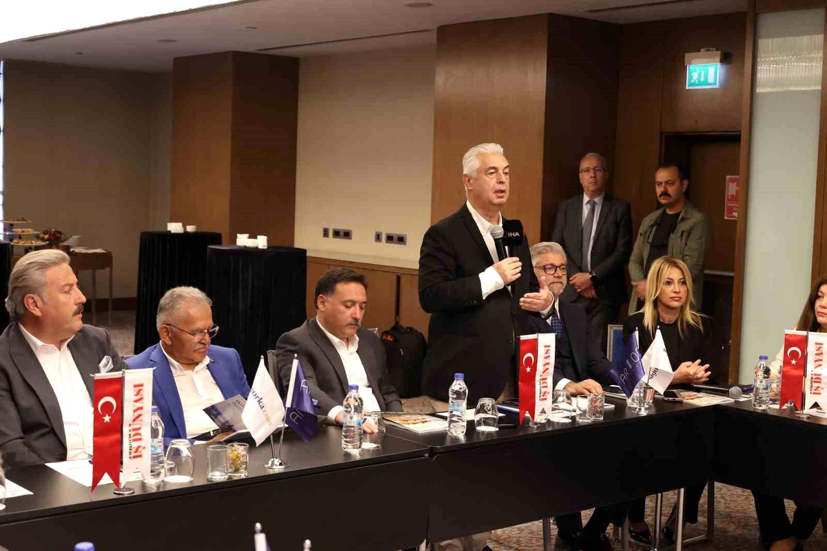 Kayseri\'de Ekonomiye Yön Verenler Zirvesi yoğun katılımla gerçekleşti