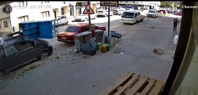 Eşya taşıma asansörünün minibüsün üzerine devrildiği anlar kamerada