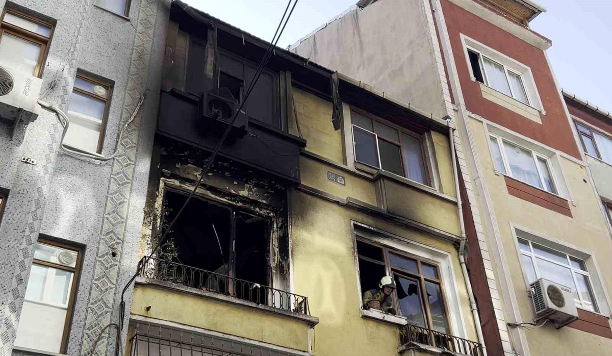 Fatih\'te Yangın: 4 Kişi Kurtarıldı