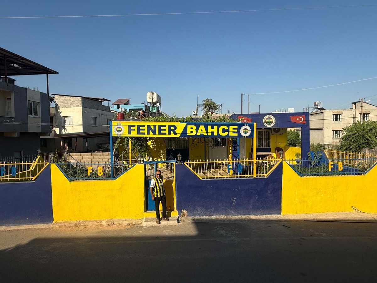 Fenerbahçe Aşığı Depremzede Evini Boyadı