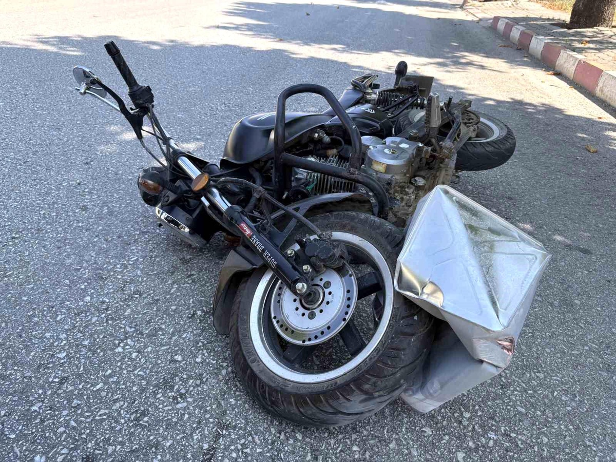 Tosya\'da Motosiklet Tenekeye Çarptı, Sürücü Yaralandı