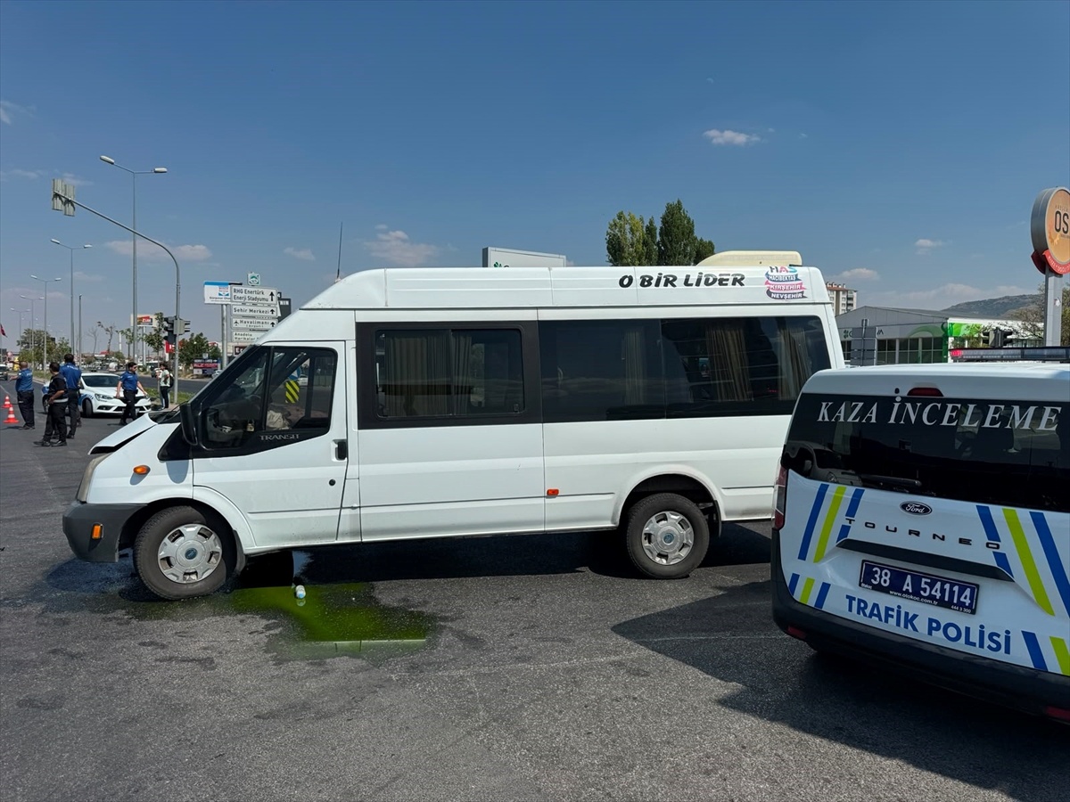 Kayseri\'de Minibüs-Otomobil Çarpışması: 8 Yaralı
