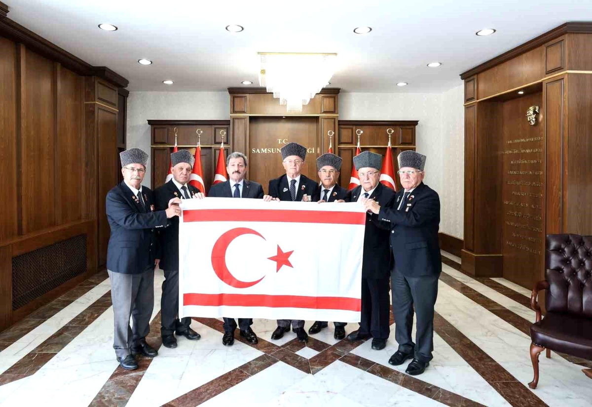 Gazilerden Vali\'ye Kıbrıs Bayrağı