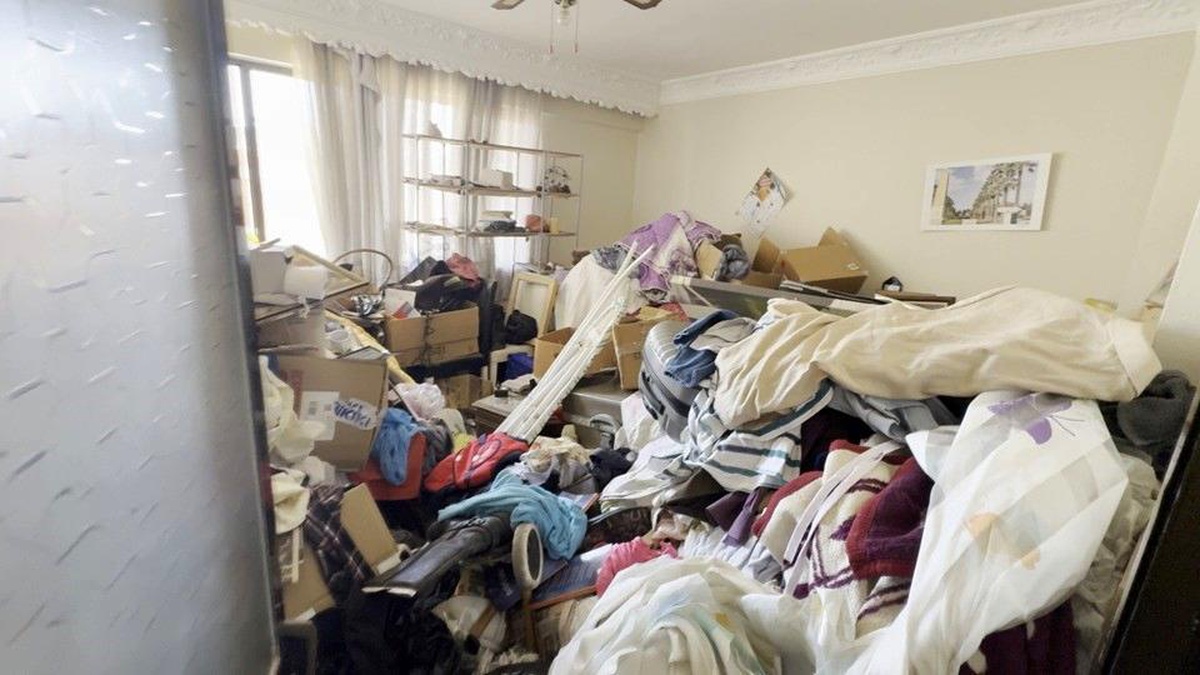 Kuşadası\'nda çöp evden 2,3 ton atık çıkarıldı