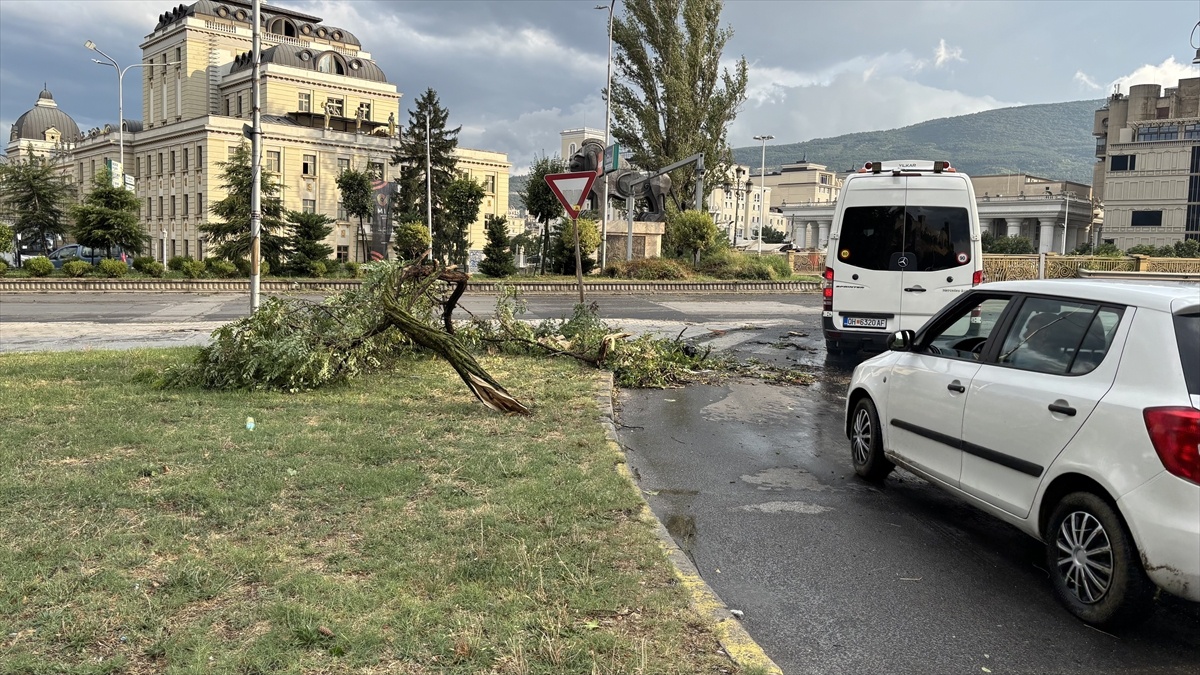 Üsküp\'te Şiddetli Fırtına Hayatı Olumsuz Etkiledi