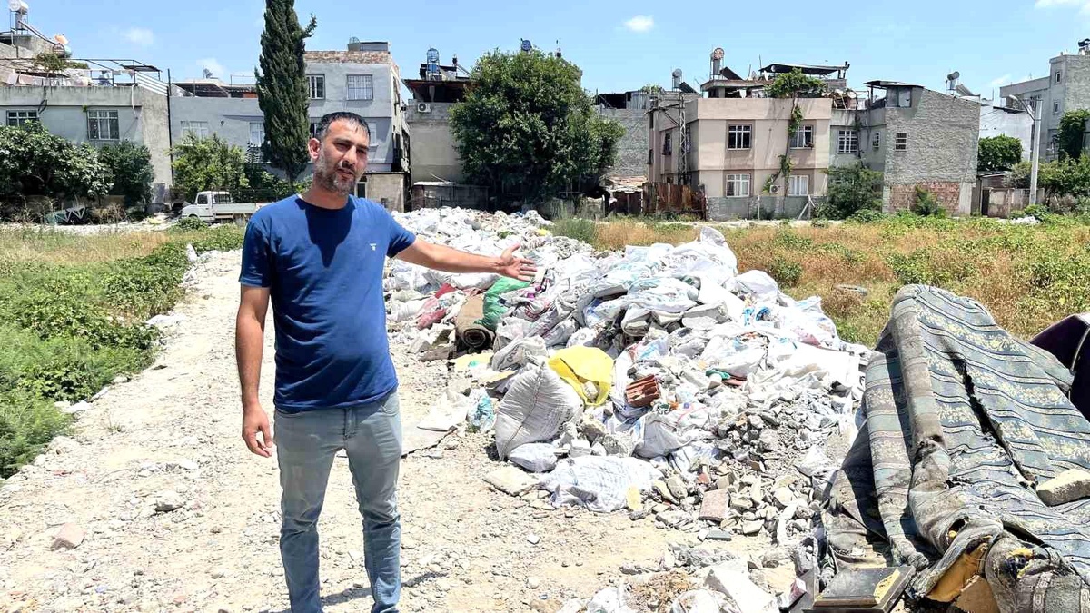 Mahalle arasındaki arsa çöplüğe döndü, vatandaşlar tepki gösterdi