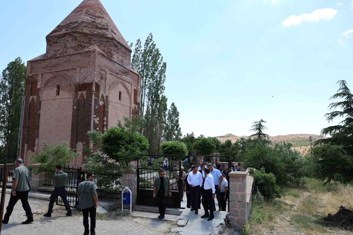 Melikgazi Türbesi Restorasyon ve Peyzaj Projesi için yerinde inceleme