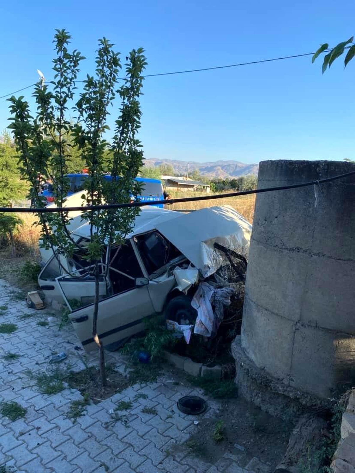 Elazığ\'da Kaza: Otomobil Hurdaya Döndü