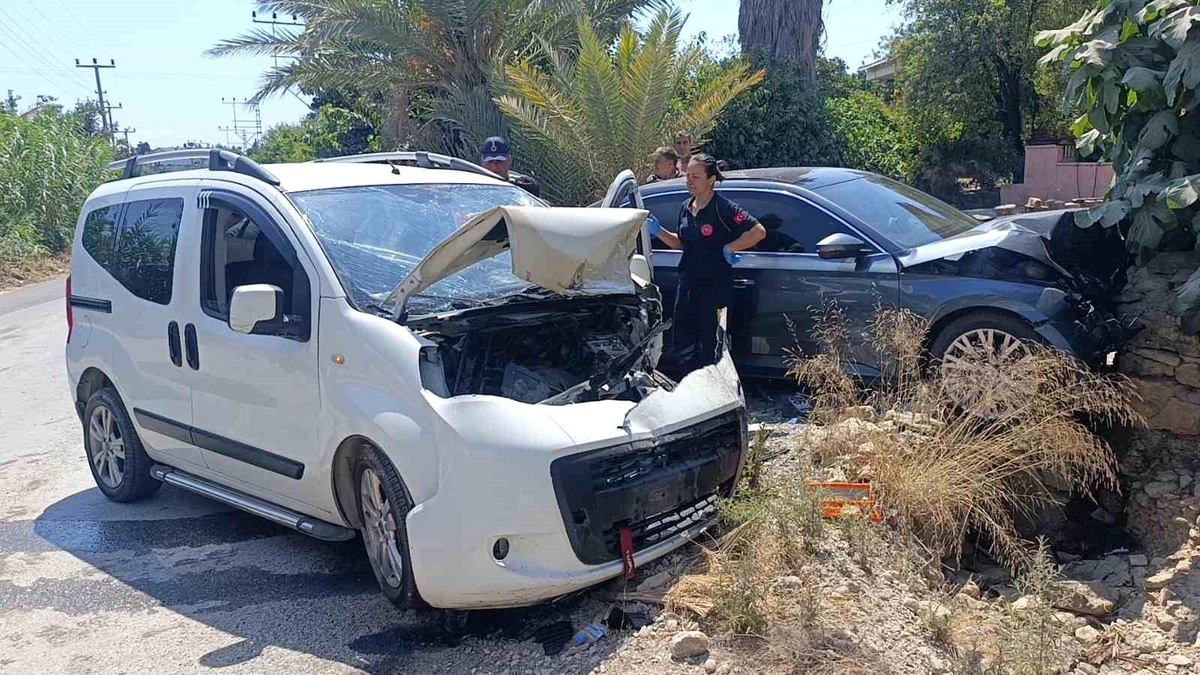 Manavgat\'ta Kafa Kafaya Trafik Kazası