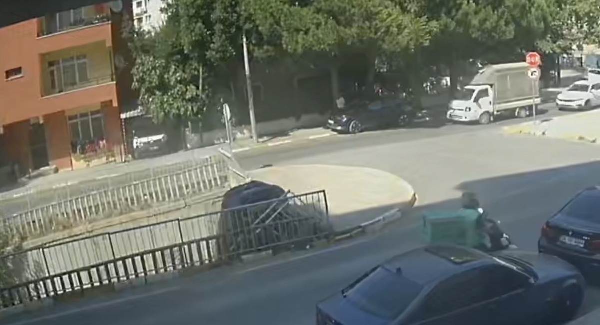 Pendik\'te Direksiyon Kontrolü Kaybedildi, Araç Dereye Düştü