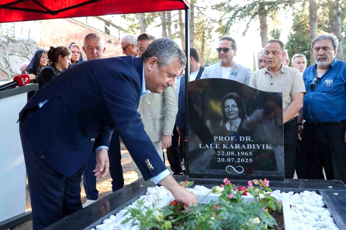 Prof. Dr. Lale Karabıyık\'ı anma programına CHP Grup Başkanı Özgür Özel de katıldı