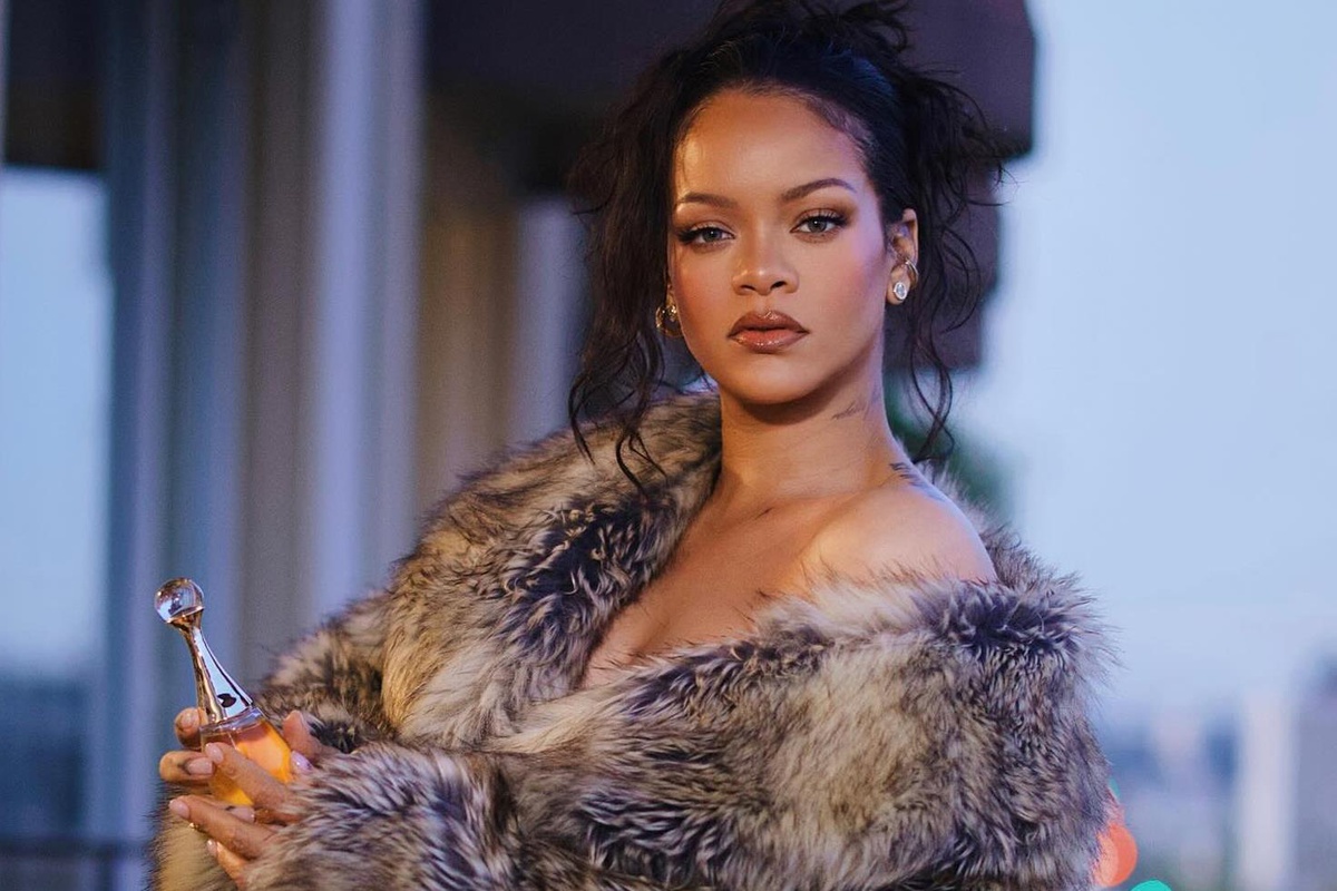 Rihanna, Türkiye\'den o havalimanını takip etmeye başladı