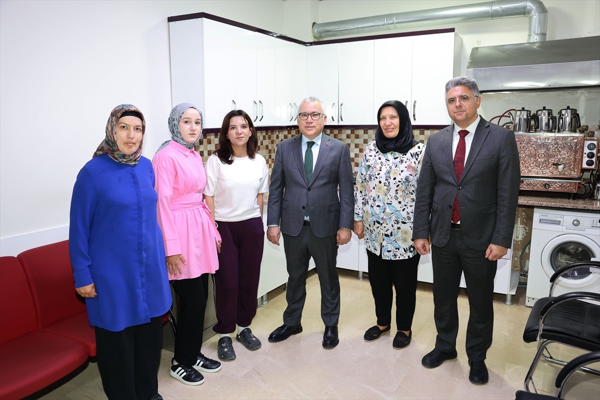 Vali Şimşek\'ten Aile ve Sosyal Hizmetler Ziyareti