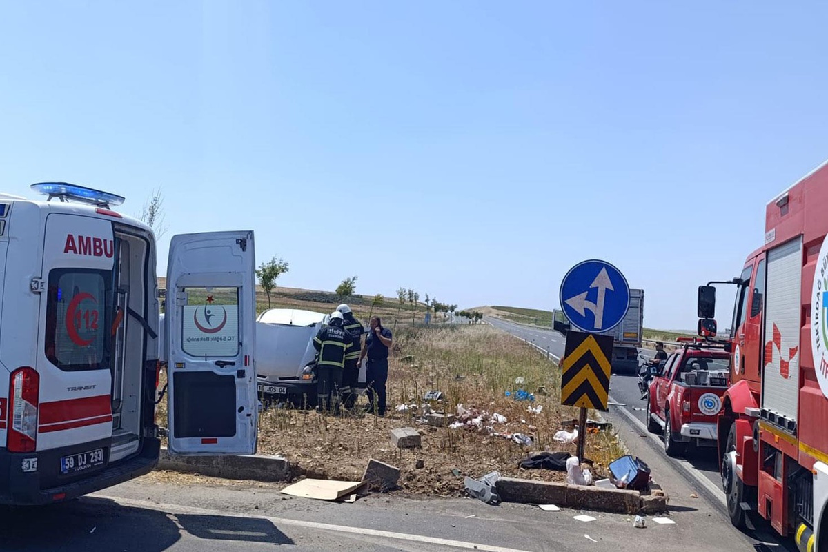 Tekirdağ\'da kamyon ile otomobil çarpıştığı kazada 2 kişi hayatını kaybetti