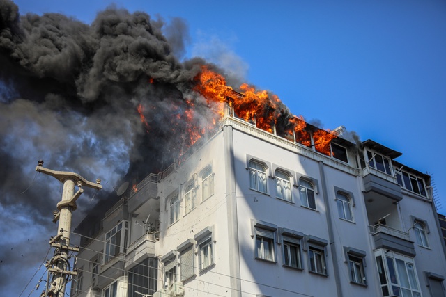 Ölümle burun buruna! 5. katın korkuluklarında asılı kaldılar