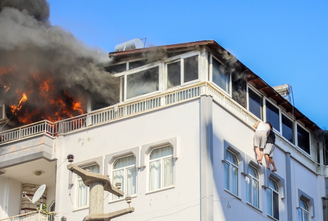 Ölümle burun buruna! 5. katın korkuluklarında asılı kaldılar