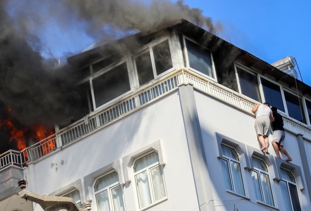 Ölümle burun buruna! 5. katın korkuluklarında asılı kaldılar