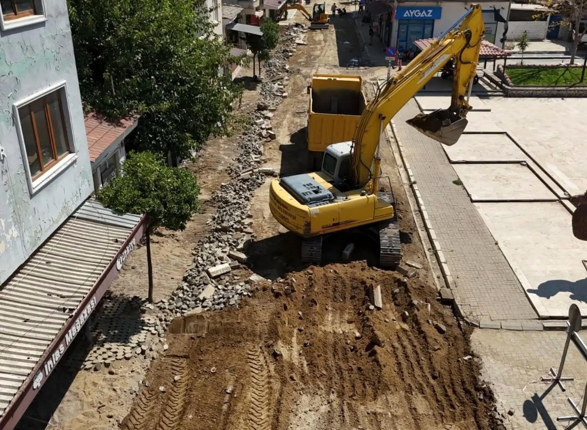 Yenipazar\'da yol yenileme çalışmaları Yörük Ali Efe Caddesi\'nde sürüyor