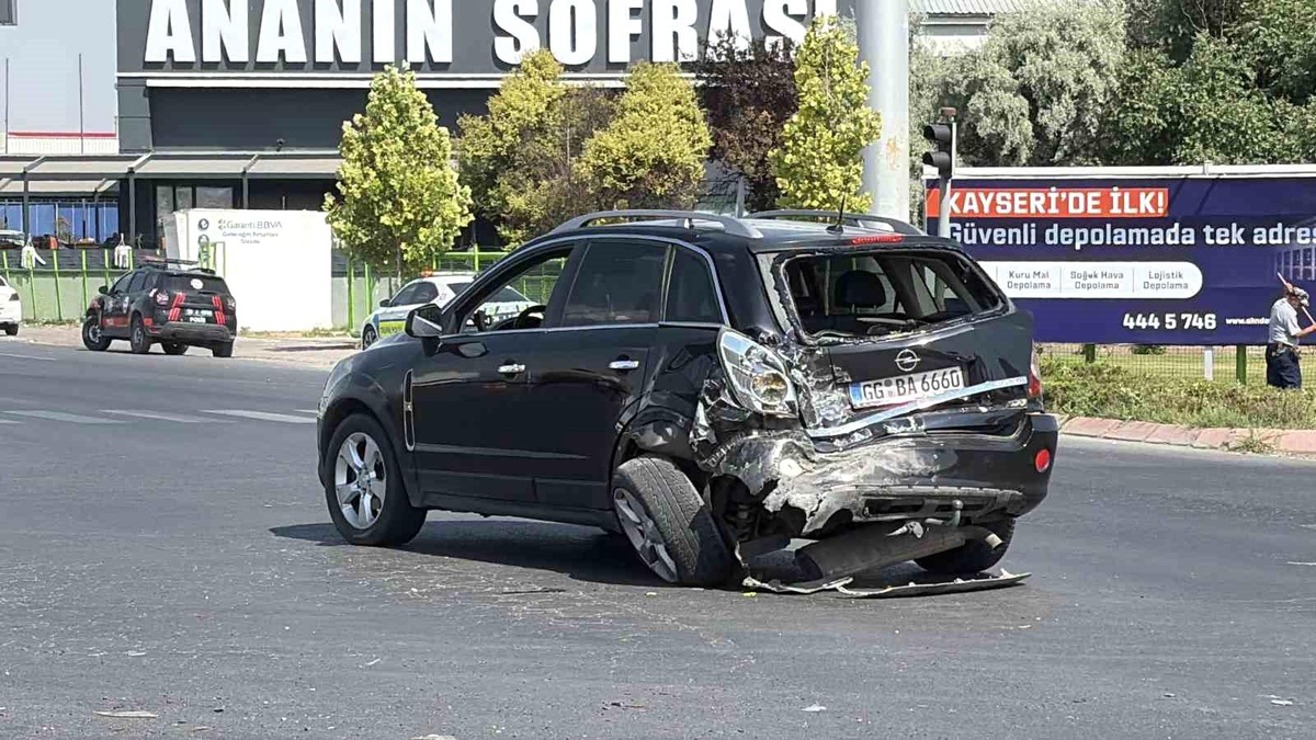 Kayseri\'de Minibüs ve Otomobil Çarpıştı