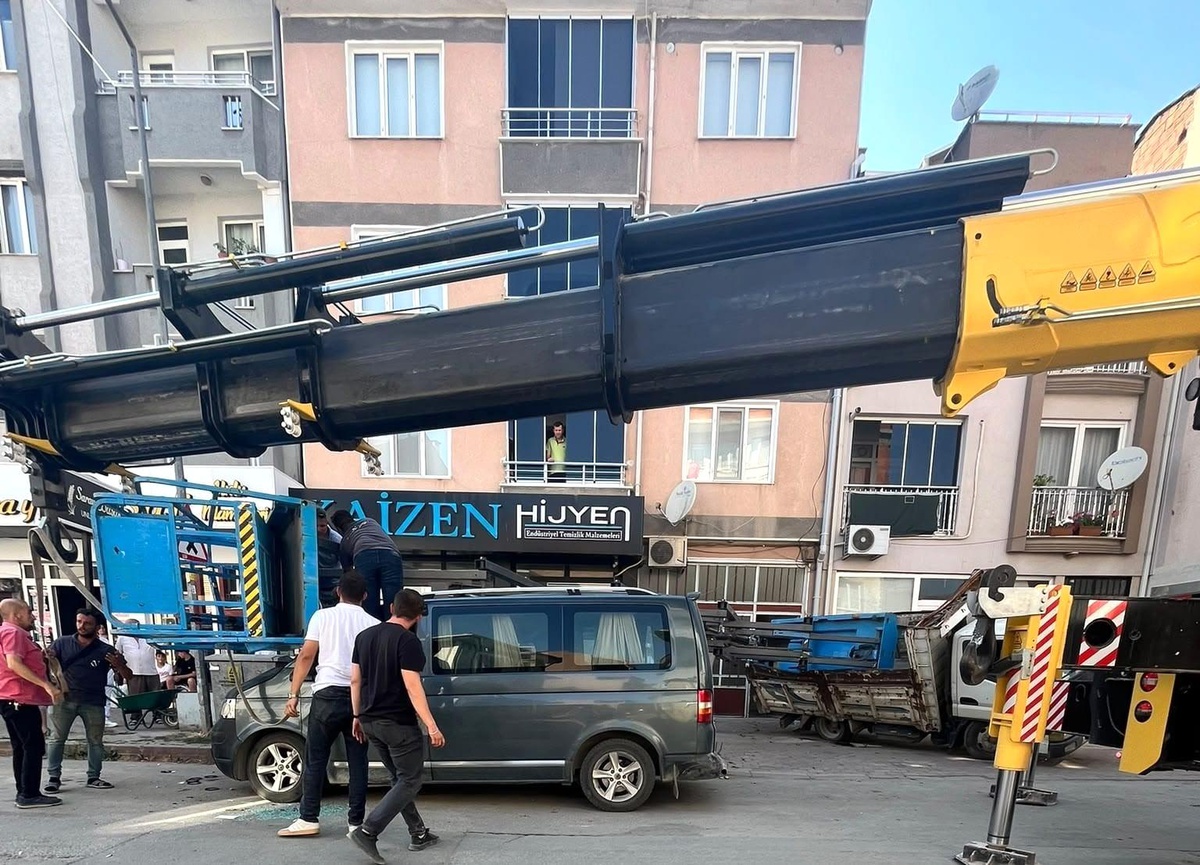 Bursa\'da Taşıma Asansörü Minibüsün Üzerine Devrildi