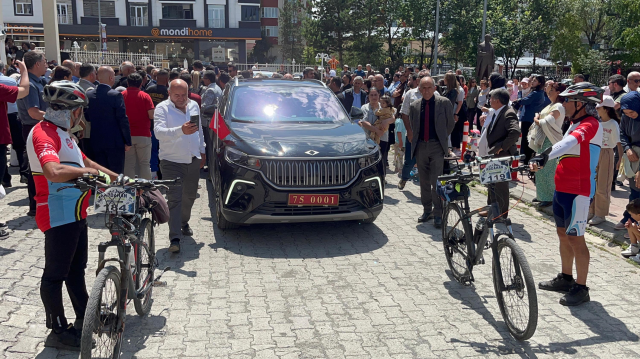 Tayt tartışmasına konu olan Vali Çiçekli, Ardahan'dan ayrıldı! Dikkat çeken görüntüler
