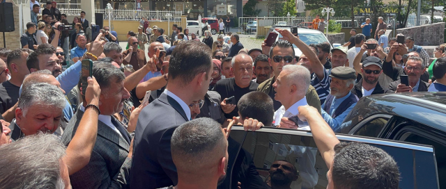 Tayt tartışmasına konu olan Vali Çiçekli, Ardahan'dan ayrıldı! Dikkat çeken görüntüler