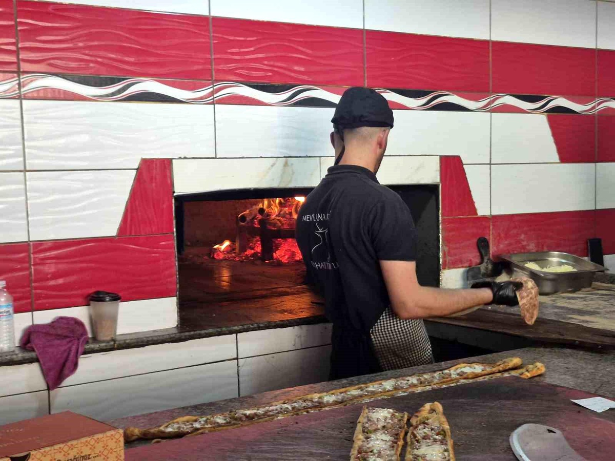 Kebap Ustası Sıcak Fırında Çalışıyor