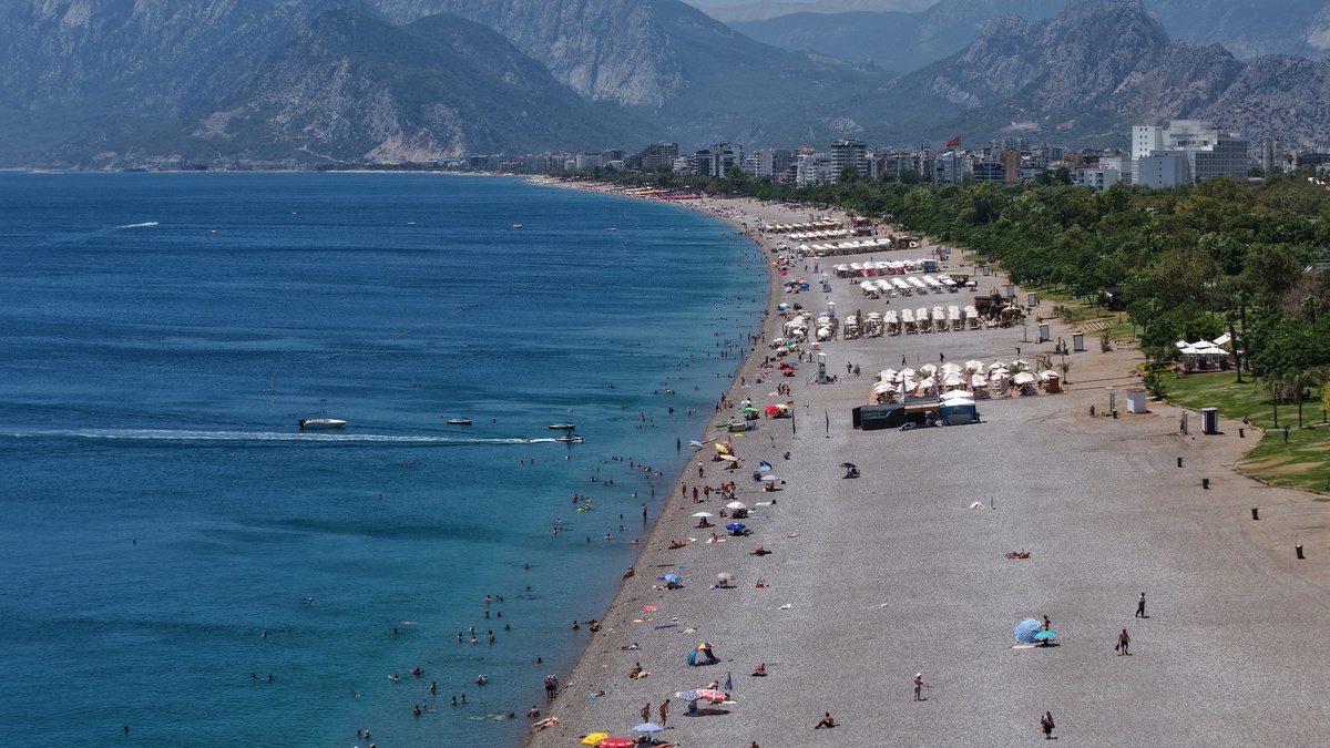 Antalya\'da Hava Sıcaklığı 44 Dereceye Ulaştı