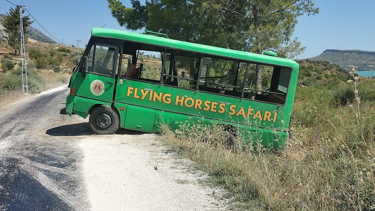 Manavgat\'ta Safari Aracı Devrildi: 2 Yaralı