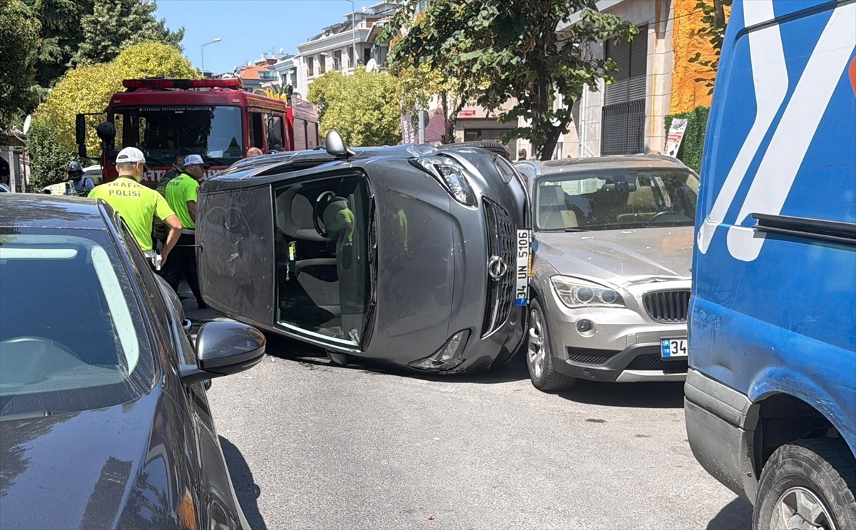 Bakırköy\'de Otomobil Yan Yattı