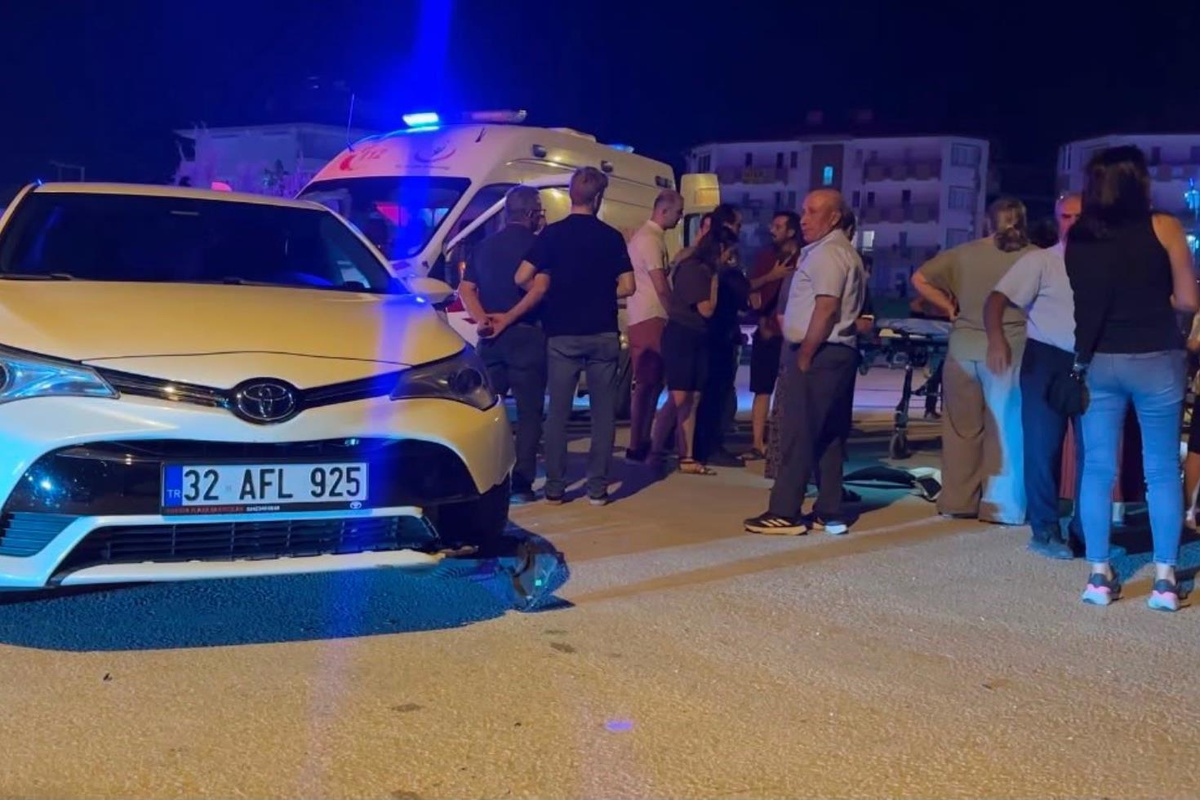 Otomobille motosiklet çarpıştı, yol kenarındaki çocuk yaralandı