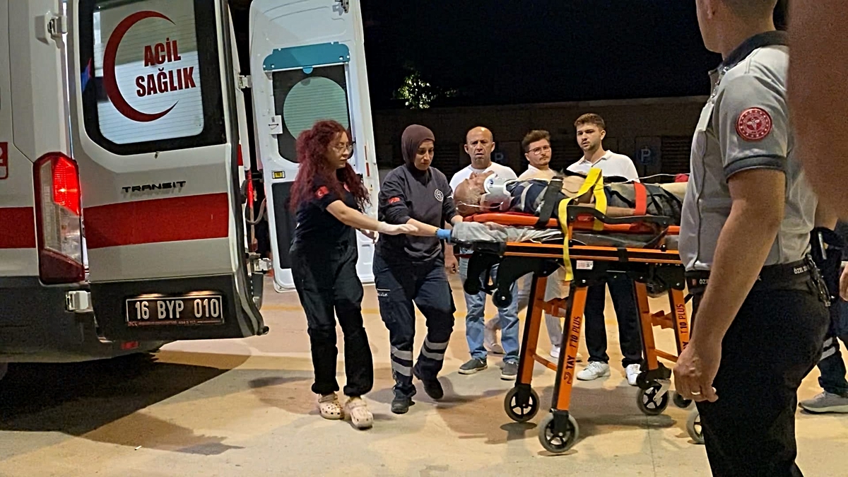 Traktör Devrildi, Sürücü Ağır Yaralandı