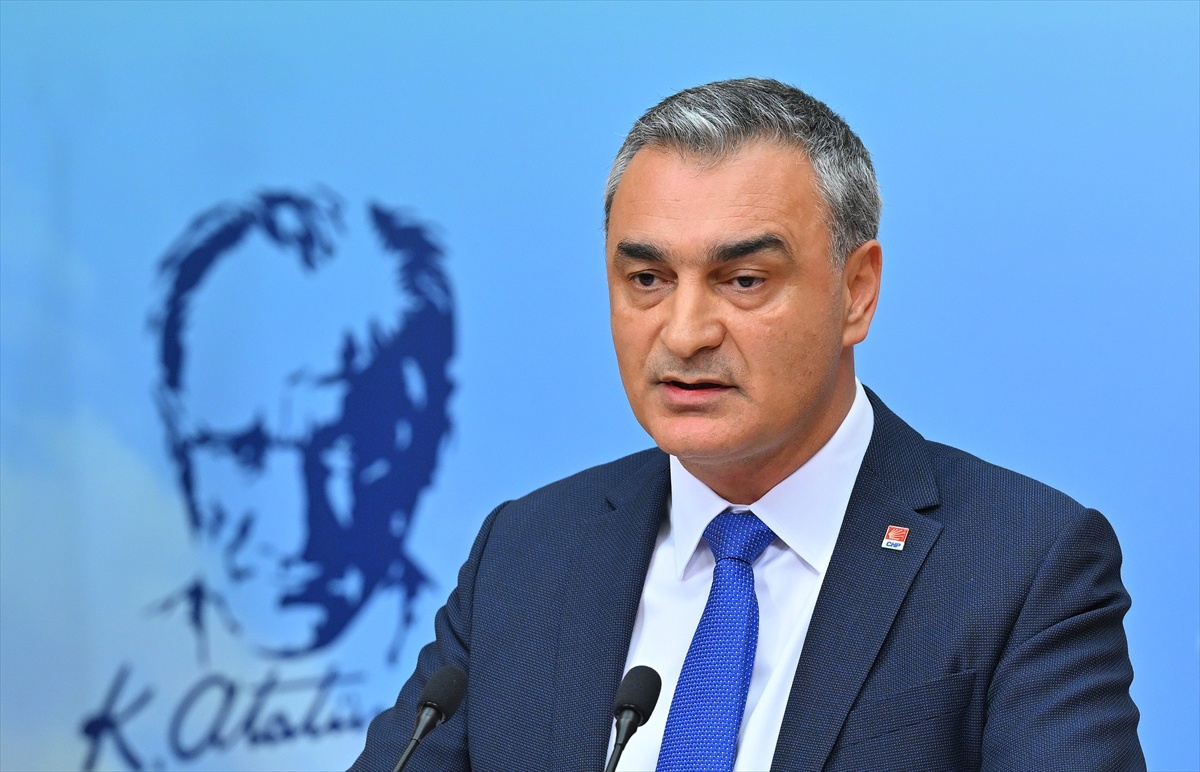 CHP\'de Görevden Almalar ve Yeniden Yapılanma