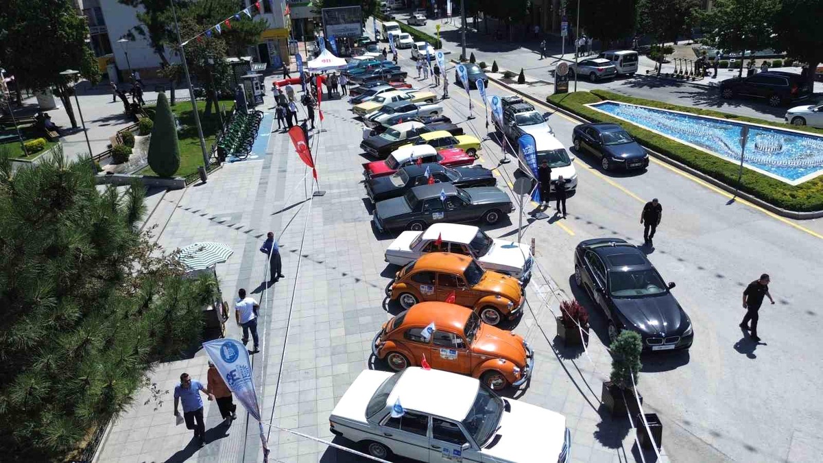 Çorum\'da klasik otomobil rüzgarı: Vatandaşlar büyük ilgi gösterdi