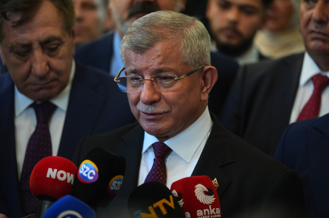 AK Parti'den ayrılıp parti kuran Davutoğlu, Özgür Özel'e tavsiyede bulundu