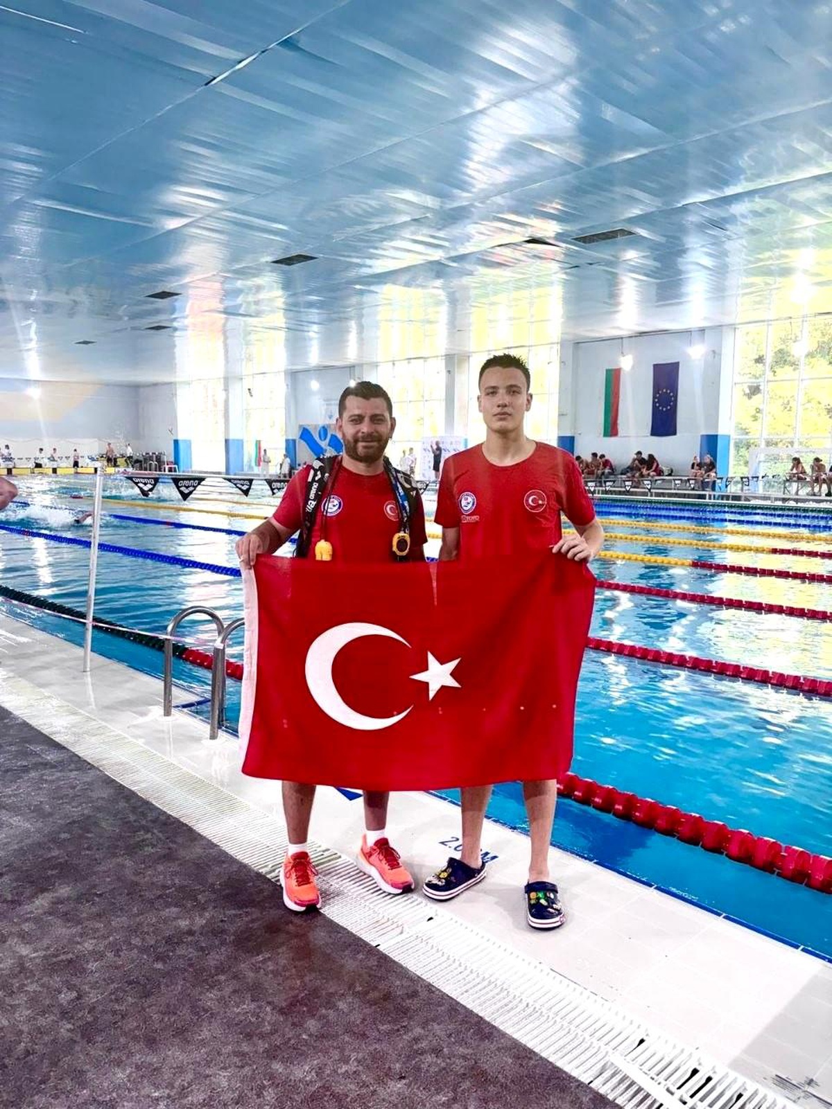 Denizli Büyükşehir Belediyesporlu yüzücüler altın madalyaları topladı
