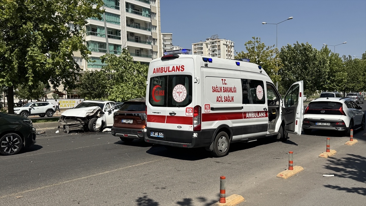Diyarbakır\'da Otomobil Devriği, 2 Yaralı