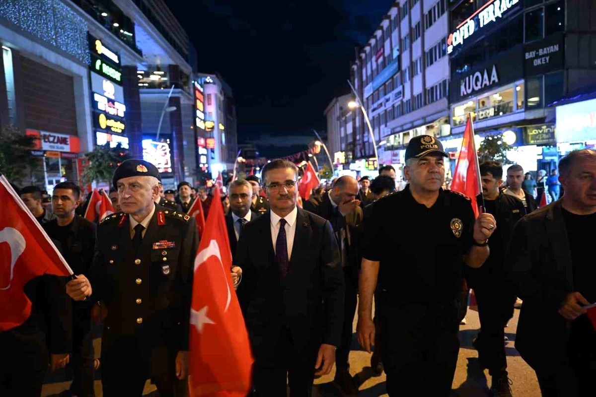Erzurum\'da 107. yıllık coşku fener alayı ile renklendi