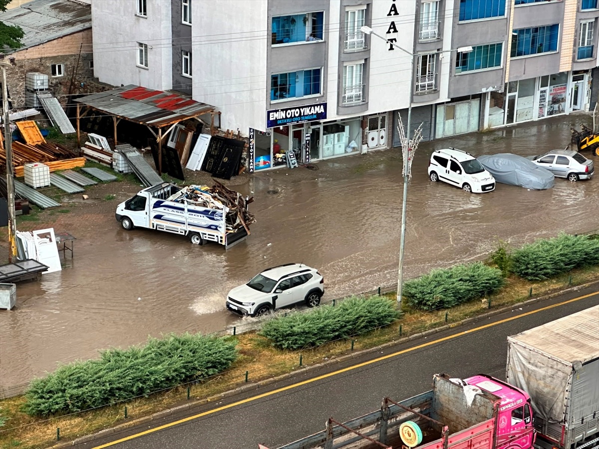 Horasan\'da Sağanak Yağış Zor Anlar Yarattı