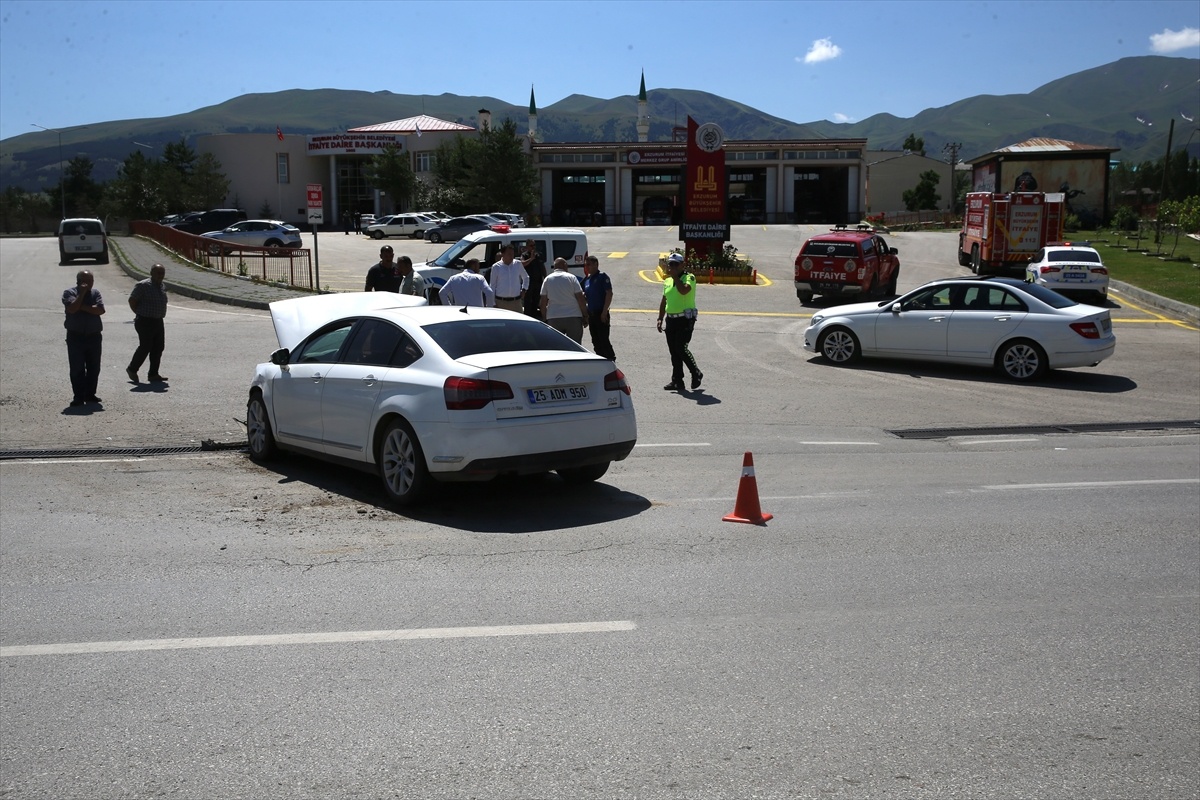Erzurum\'da Otomobil ve İtfaiye Aracı Çarpıştı