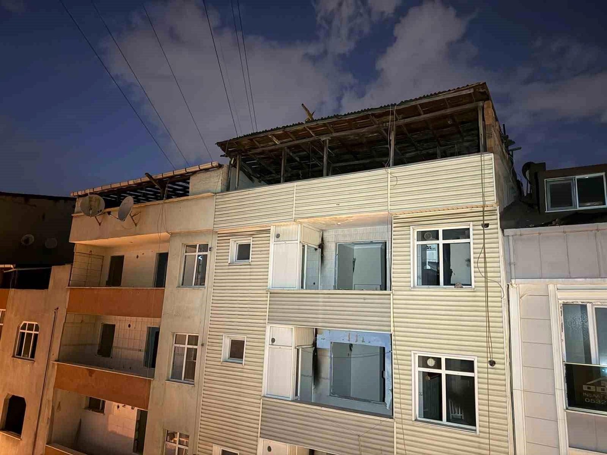 Küçükçekmece\'de Fırtına Panik Yarattı