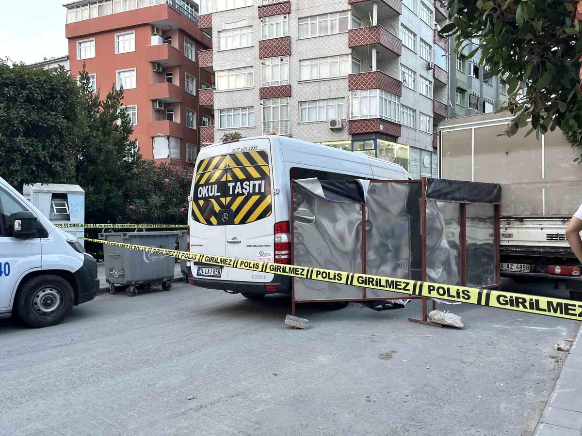 Güngören\'de Yaşlı Adam Servis Aracının Altında Kaldı