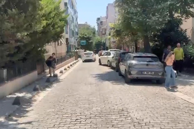Küçükçekmece'de hamile eşine tatlı almaya çıkan adama bıçaklı saldırı