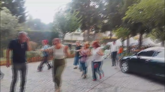 Hava aniden karardı, İstanbul'u fırtına esir aldı: Ağaçlar devrildi, çatılar uçtu
