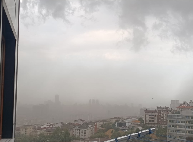 Hava aniden karardı, İstanbul'u fırtına esir aldı: Ağaçlar devrildi, çatılar uçtu